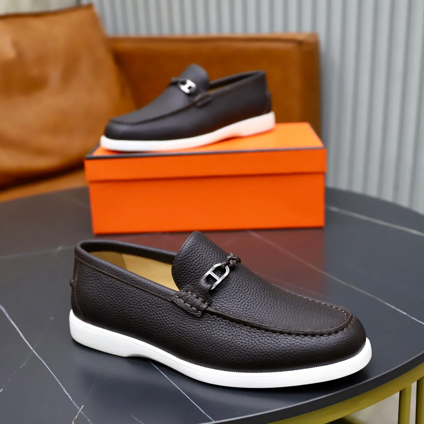 Ex-factory price: 560💰Hermès/Hermès slip-on men's shoes. This shoe is made of imported pebbled cowhide. It has simple and smooth lines and is combined with aerodynamically designed 3CM rubber foam ultra-light soles! Youthful and fashionable, classic H-shaped hardware buckle decoration, calf lining gently wraps the feet, with logo cowhide feet, casual and urban style, highlighting youthful vitality, sports and leisure version, super versatile, code number: 38-39-40-41-42-43-44 standard leather shoe size (45 can be customized but does not support returns)